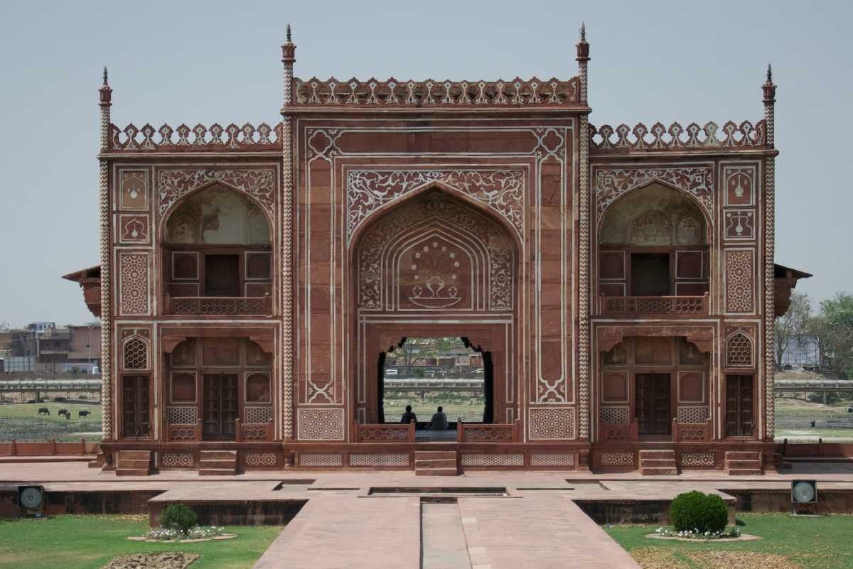 Gate_facing_river_at_Itimad-ud-Daulah_20170405164550